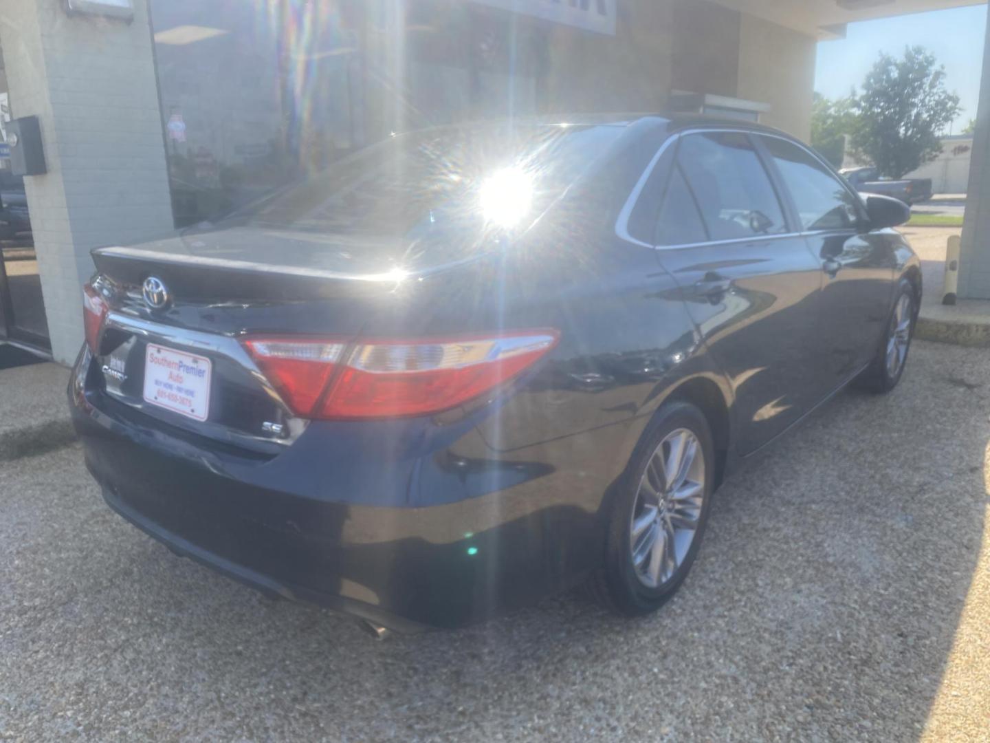 2015 GRAY TOYOTA CAMRY SE (4T1BF1FK3FU) , located at 922 W. Beacon St., Philadelphia, MS, 39350, (601) 650-3675, 32.770447, -89.127151 - Photo#5