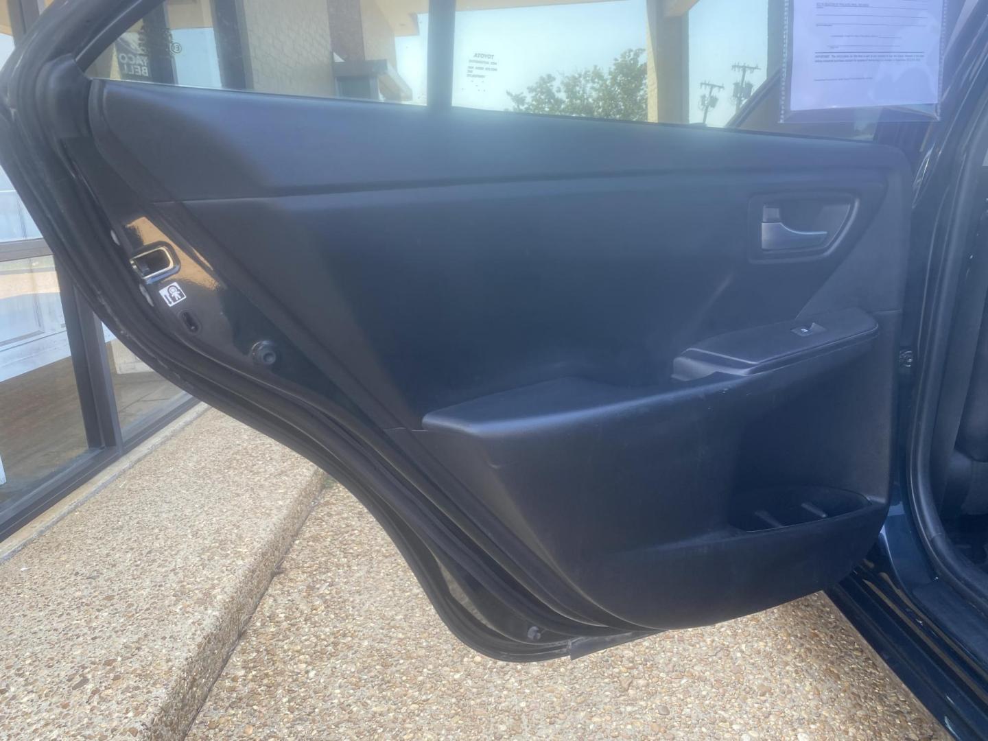 2015 GRAY TOYOTA CAMRY SE (4T1BF1FK3FU) , located at 922 W. Beacon St., Philadelphia, MS, 39350, (601) 650-3675, 32.770447, -89.127151 - Photo#12