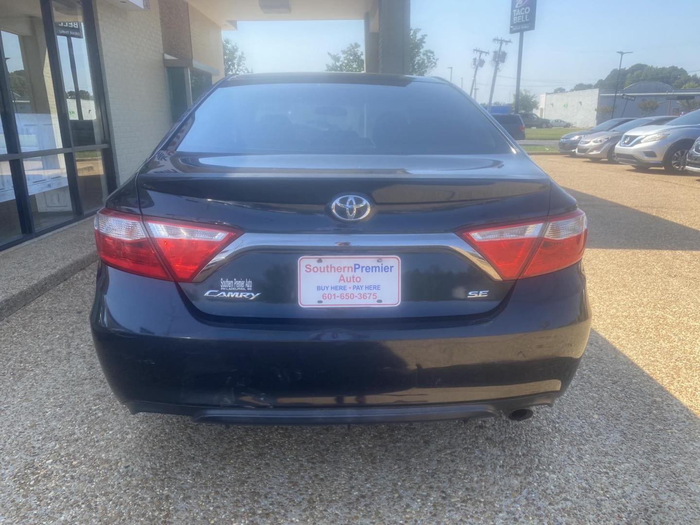 2015 GRAY TOYOTA CAMRY SE (4T1BF1FK3FU) , located at 922 W. Beacon St., Philadelphia, MS, 39350, (601) 650-3675, 32.770447, -89.127151 - Photo#4
