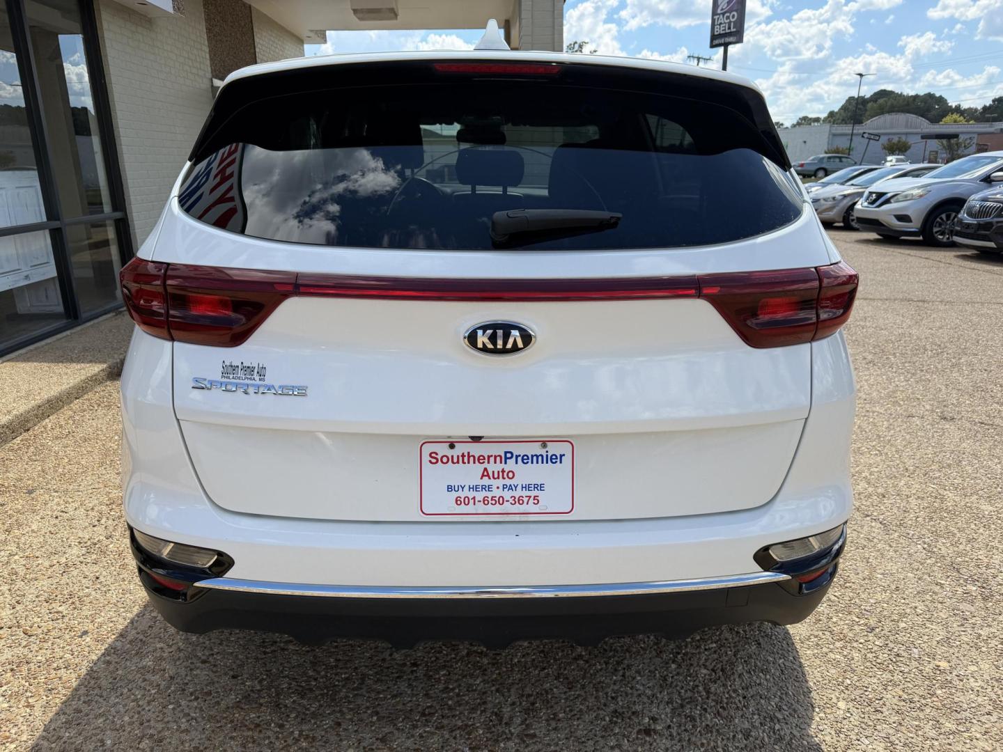 2021 WHITE KIA SPORTAGE LX (KNDPMCAC0M7) , located at 922 W. Beacon St., Philadelphia, MS, 39350, (601) 650-3675, 32.770447, -89.127151 - Photo#4