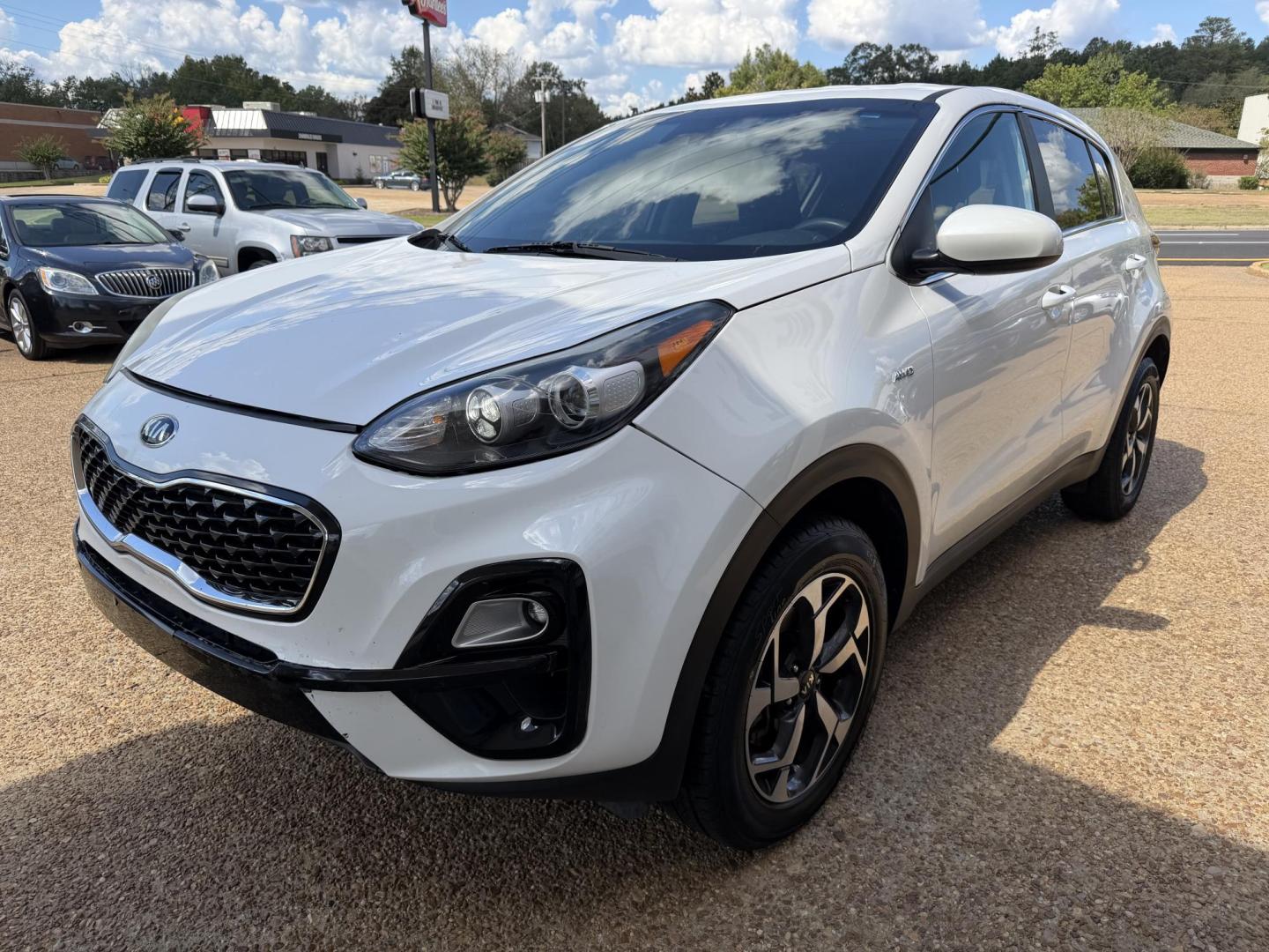 2021 WHITE KIA SPORTAGE LX (KNDPMCAC0M7) , located at 922 W. Beacon St., Philadelphia, MS, 39350, (601) 650-3675, 32.770447, -89.127151 - Photo#2