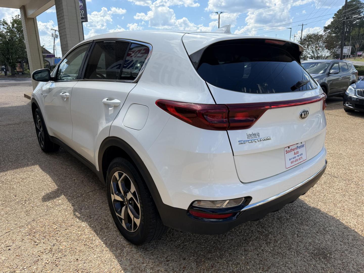 2021 WHITE KIA SPORTAGE LX (KNDPMCAC0M7) , located at 922 W. Beacon St., Philadelphia, MS, 39350, (601) 650-3675, 32.770447, -89.127151 - Photo#3