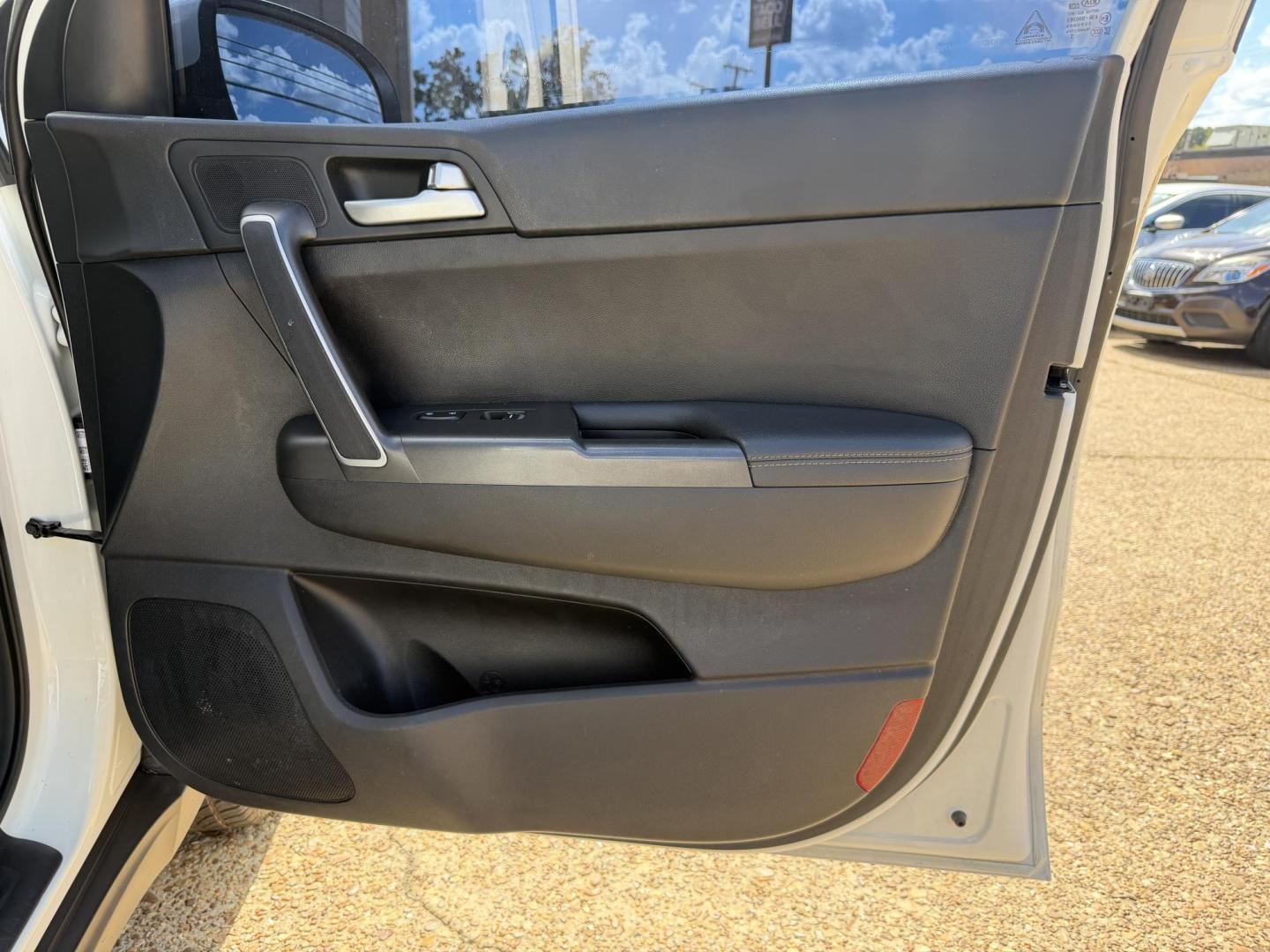 2021 WHITE KIA SPORTAGE LX (KNDPMCAC0M7) , located at 922 W. Beacon St., Philadelphia, MS, 39350, (601) 650-3675, 32.770447, -89.127151 - Photo#11
