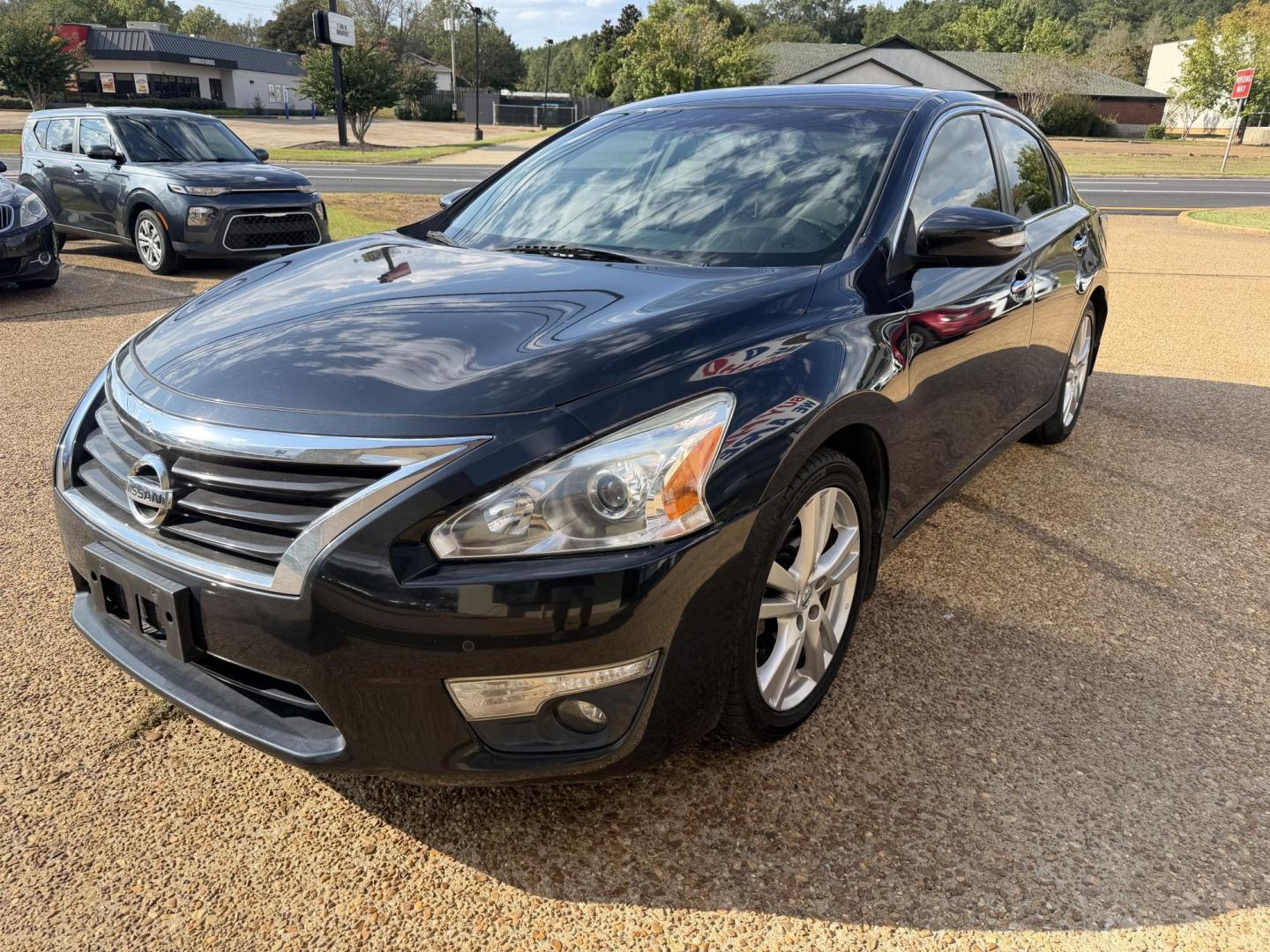2015 BLACK NISSAN ALTIMA 3.5 SL (1N4BL3AP2FC) , located at 922 W. Beacon St., Philadelphia, MS, 39350, (601) 650-3675, 32.770447, -89.127151 - Photo#2
