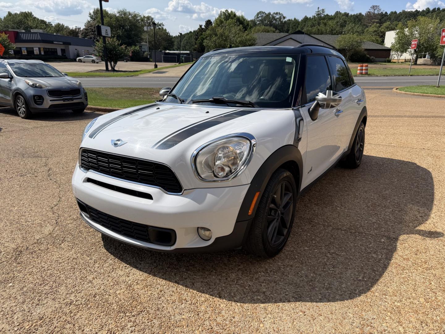 2014 WHITE MINI COUNTRYMAN COOPER S (WMWZC5C57EW) , located at 922 W. Beacon St., Philadelphia, MS, 39350, (601) 650-3675, 32.770447, -89.127151- Photo#2