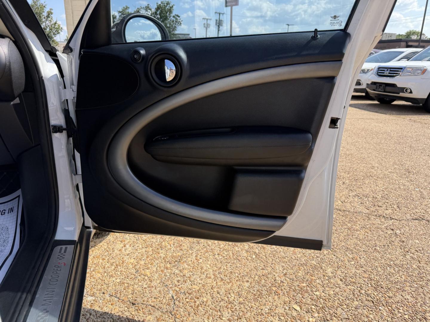 2014 WHITE MINI COUNTRYMAN COOPER S (WMWZC5C57EW) , located at 922 W. Beacon St., Philadelphia, MS, 39350, (601) 650-3675, 32.770447, -89.127151- Photo#11