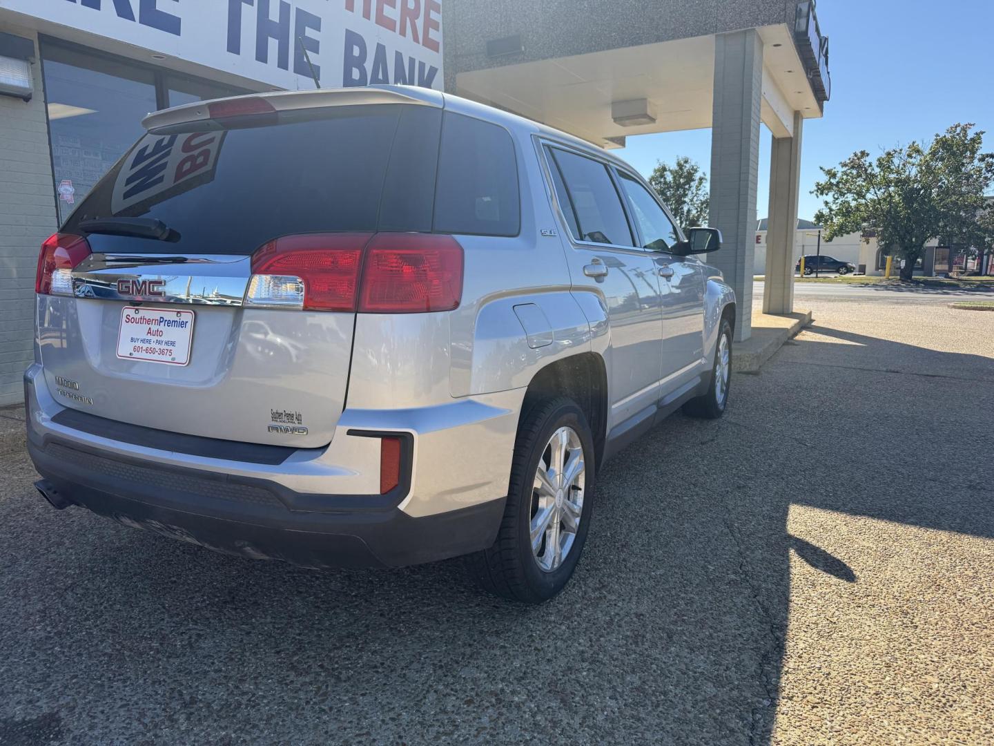 2017 SILVER GMC TERRAIN SLE1 (2GKFLSEK8H6) , located at 922 W. Beacon St., Philadelphia, MS, 39350, (601) 650-3675, 32.770447, -89.127151 - Photo#4