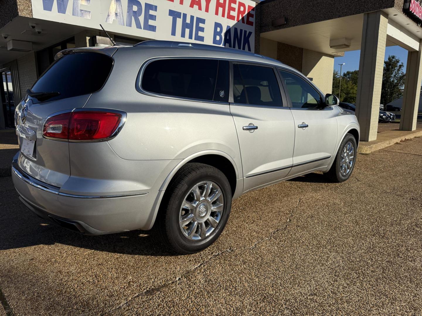 2014 SILVER BUICK ENCLAVE CONVENIENCE (5GAKRBKDXEJ) , located at 922 W. Beacon St., Philadelphia, MS, 39350, (601) 650-3675, 32.770447, -89.127151 - Photo#5