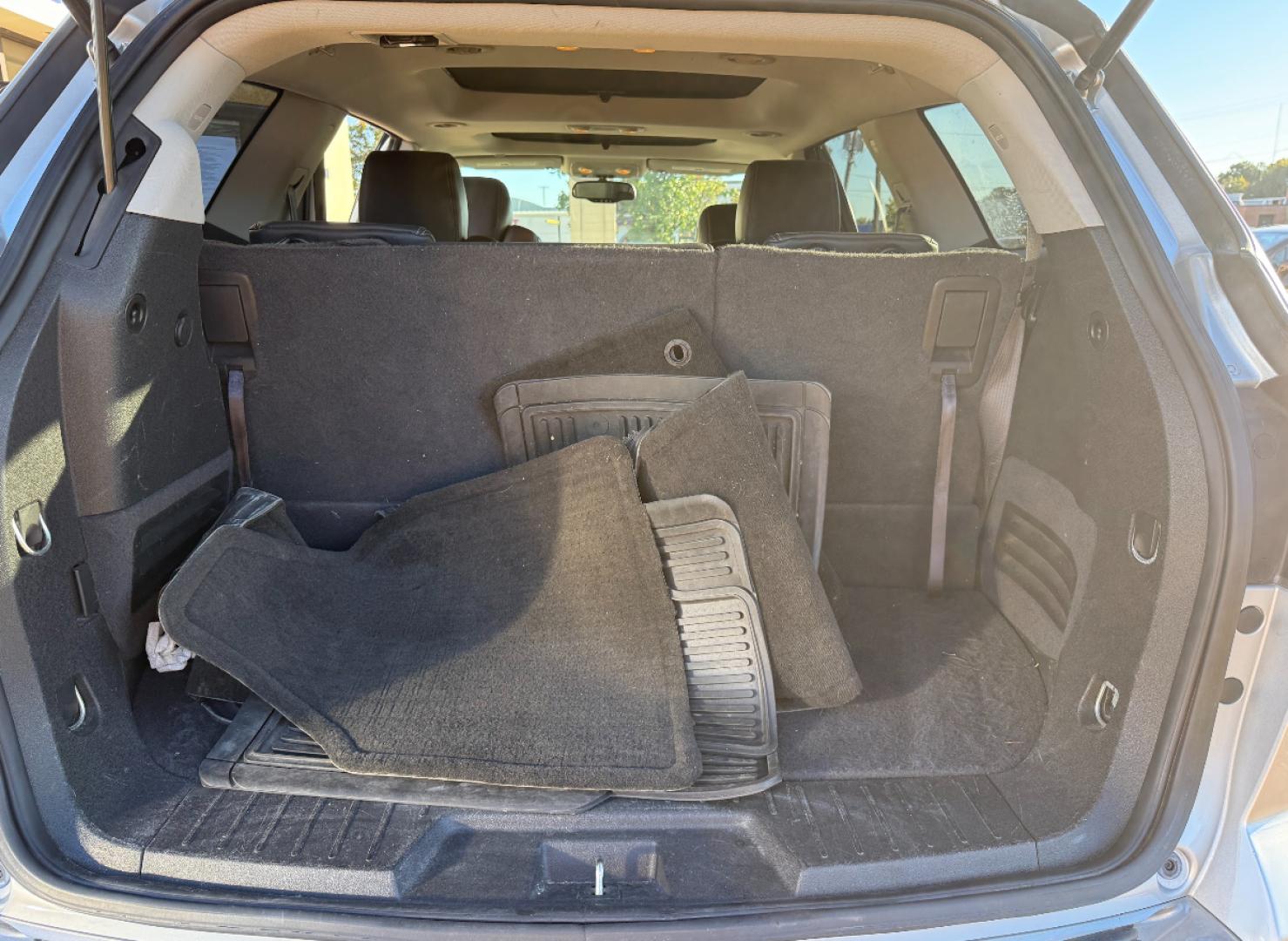 2014 SILVER BUICK ENCLAVE CONVENIENCE (5GAKRBKDXEJ) , located at 922 W. Beacon St., Philadelphia, MS, 39350, (601) 650-3675, 32.770447, -89.127151 - Photo#13