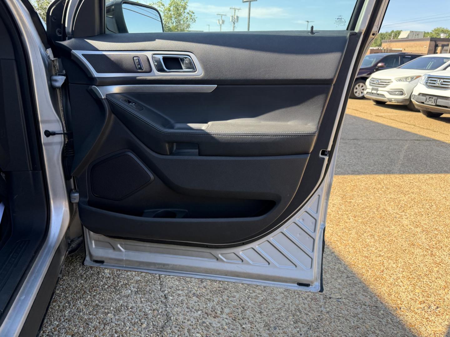 2015 SILVER FORD EXPLORER XLT (1FM5K8D83FG) , located at 922 W. Beacon St., Philadelphia, MS, 39350, (601) 650-3675, 32.770447, -89.127151- Photo#11