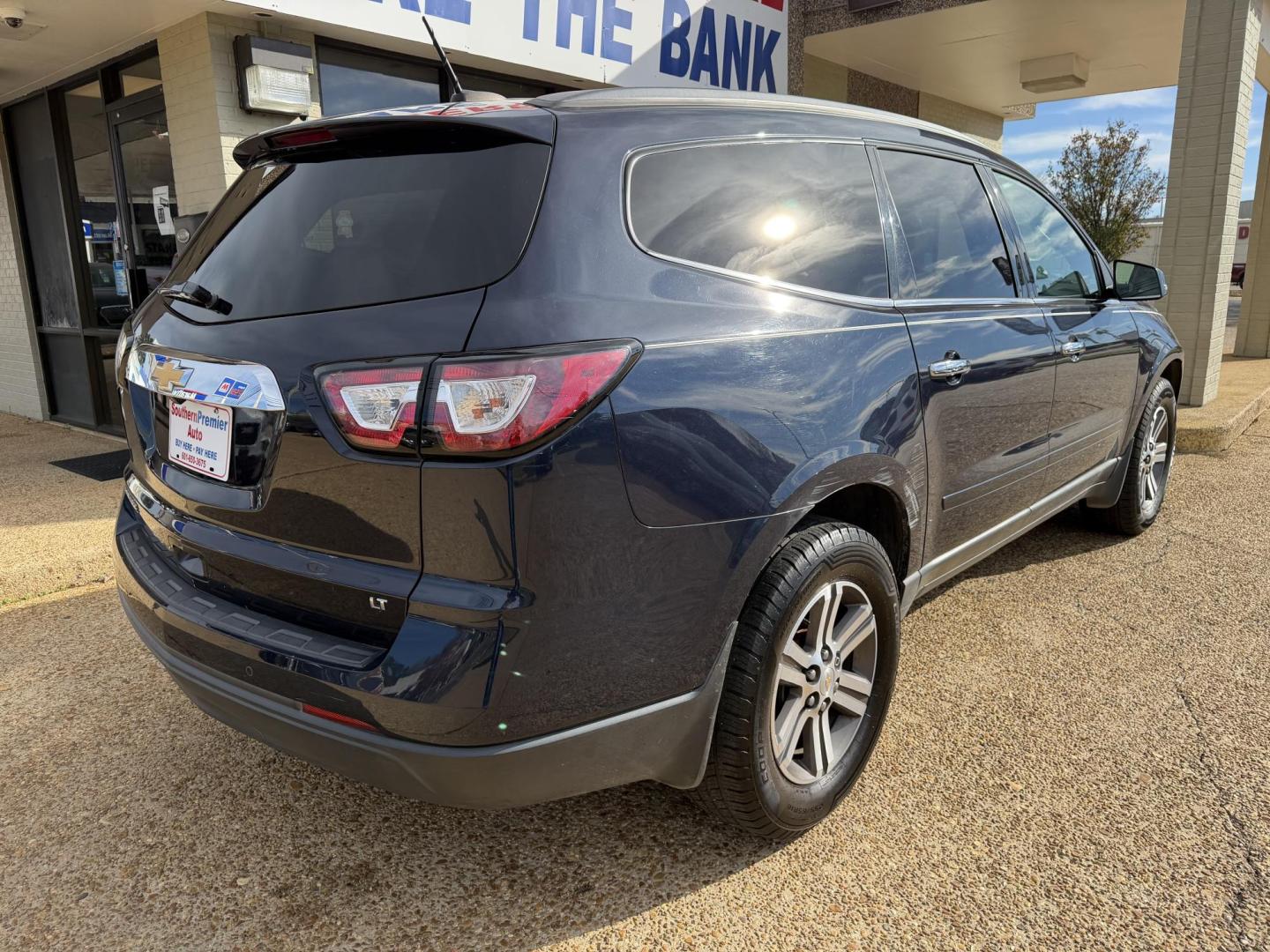 2017 BLUE CHEVROLET TRAVERSE 1LT (1GNKRGKD7HJ) , located at 922 W. Beacon St., Philadelphia, MS, 39350, (601) 650-3675, 32.770447, -89.127151 - Photo#5