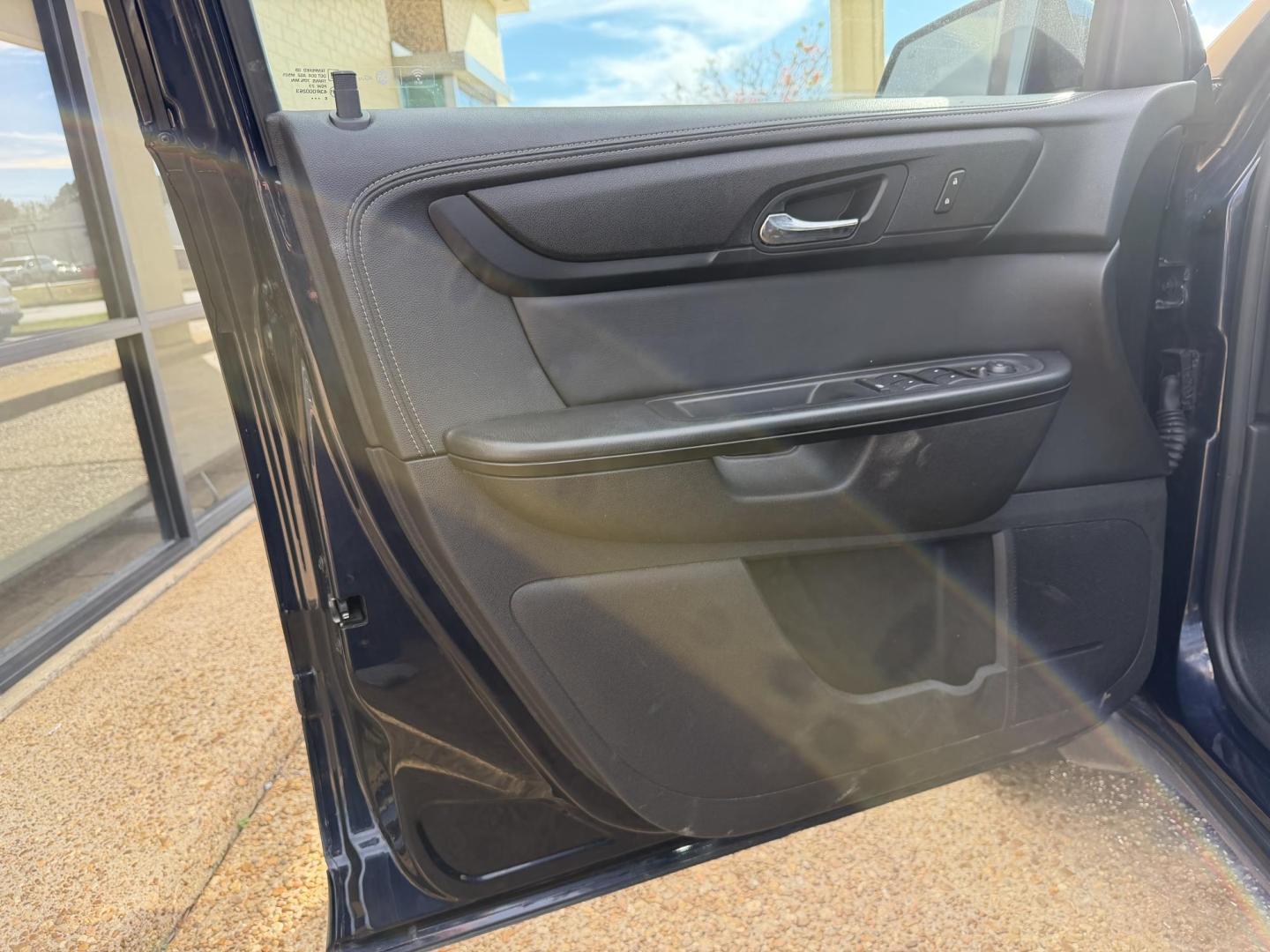 2017 BLUE CHEVROLET TRAVERSE 1LT (1GNKRGKD7HJ) , located at 922 W. Beacon St., Philadelphia, MS, 39350, (601) 650-3675, 32.770447, -89.127151 - Photo#8