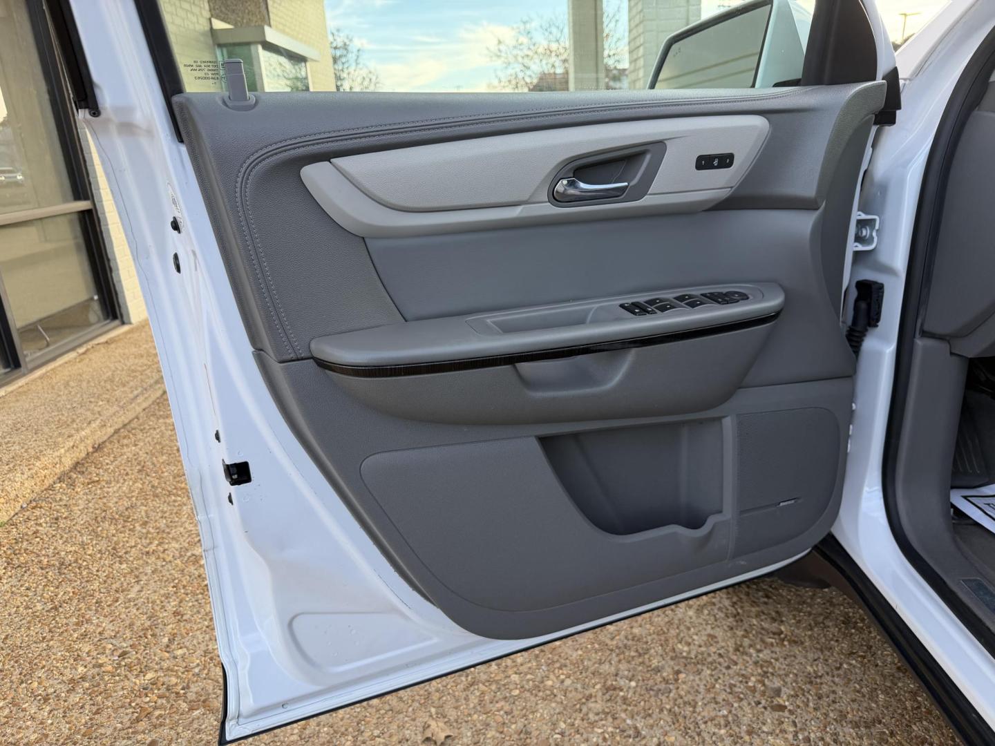 2016 WHITE CHEVROLET TRAVERSE LTZ (1GNKRJKD1GJ) , located at 922 W. Beacon St., Philadelphia, MS, 39350, (601) 650-3675, 32.770447, -89.127151 - Photo#8