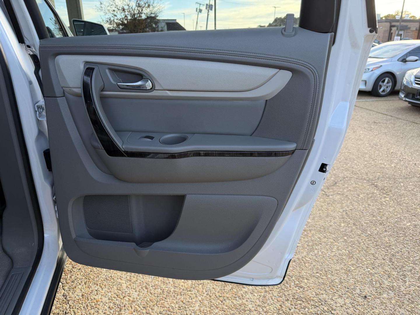 2016 WHITE CHEVROLET TRAVERSE LTZ (1GNKRJKD1GJ) , located at 922 W. Beacon St., Philadelphia, MS, 39350, (601) 650-3675, 32.770447, -89.127151 - Photo#15