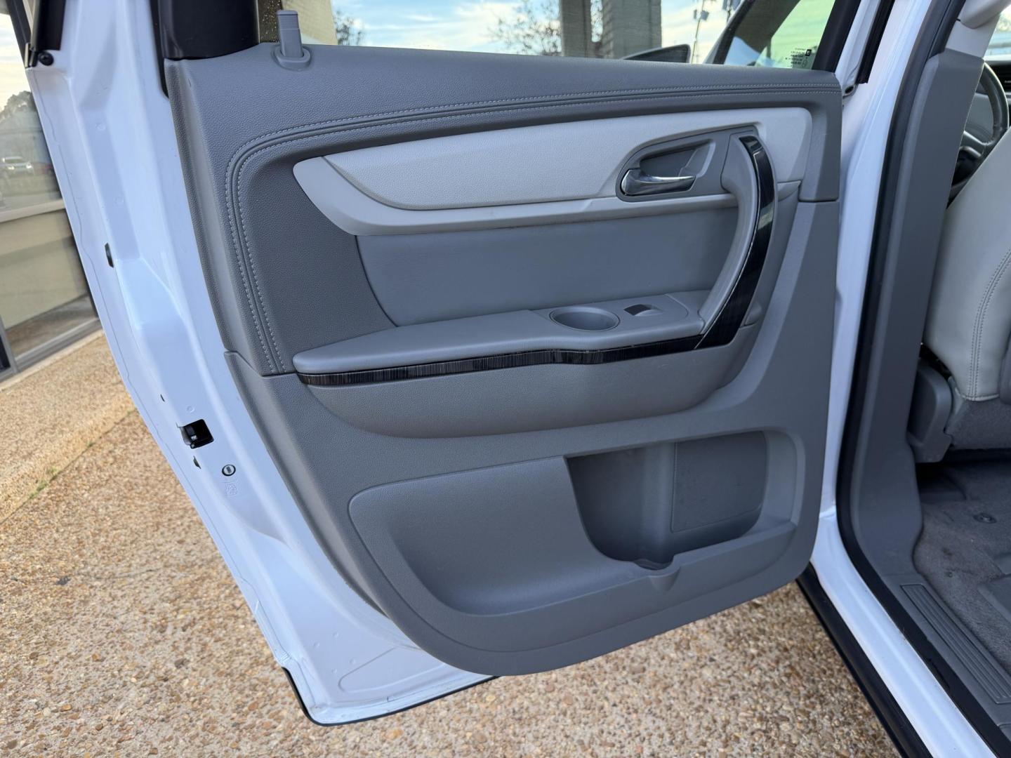 2016 WHITE CHEVROLET TRAVERSE LTZ (1GNKRJKD1GJ) , located at 922 W. Beacon St., Philadelphia, MS, 39350, (601) 650-3675, 32.770447, -89.127151 - Photo#12