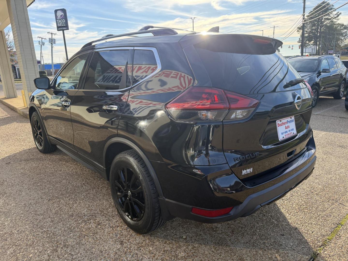 2018 BLACK NISSAN ROGUE SV (5N1AT2MT2JC) , located at 922 W. Beacon St., Philadelphia, MS, 39350, (601) 650-3675, 32.770447, -89.127151 - Photo#3