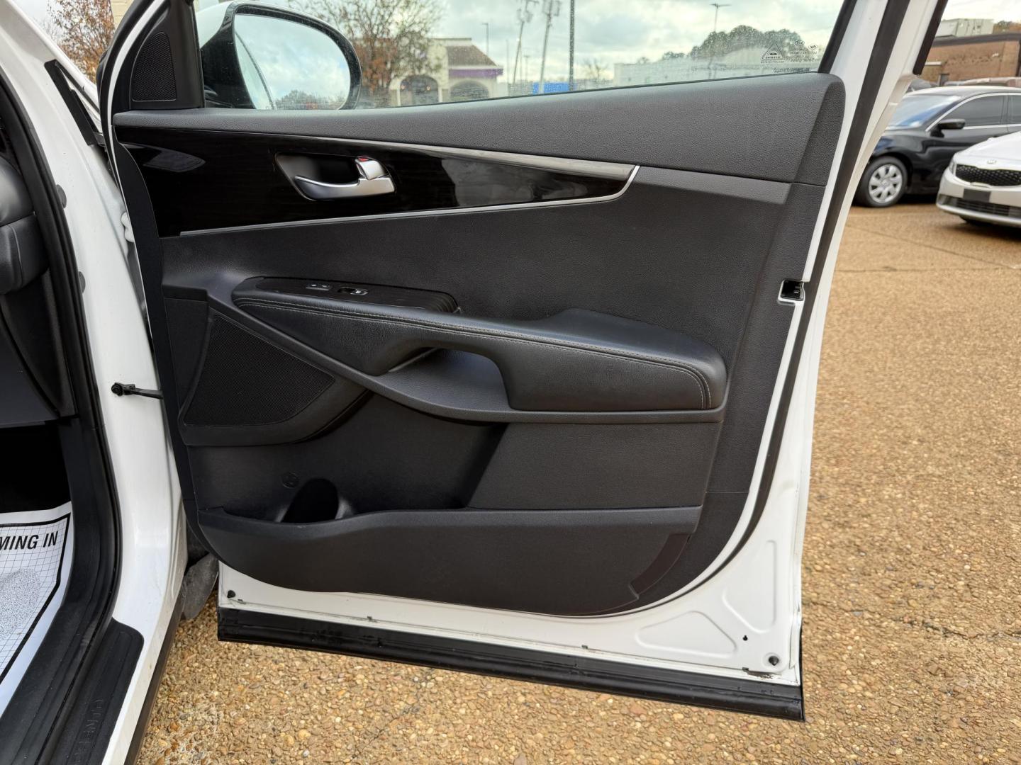 2020 WHITE KIA SORENTO LX (5XYPG4A51LG) , located at 922 W. Beacon St., Philadelphia, MS, 39350, (601) 650-3675, 32.770447, -89.127151 - Photo#11