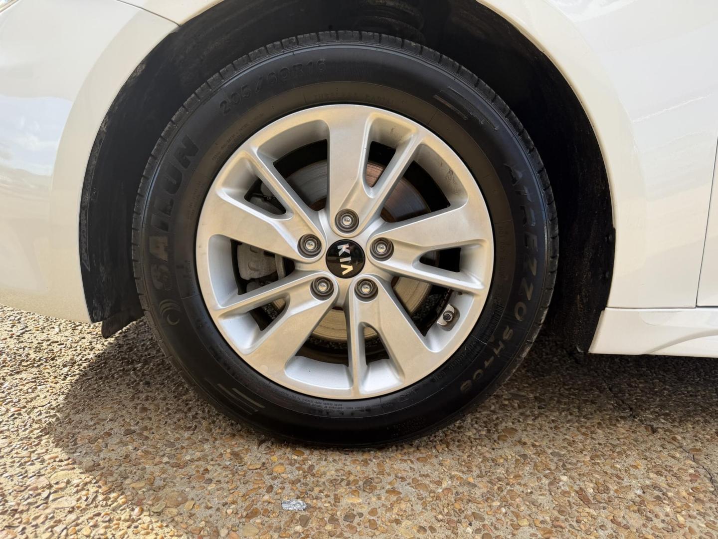 2016 WHITE KIA OPTIMA LX (5XXGT4L32GG) , located at 922 W. Beacon St., Philadelphia, MS, 39350, (601) 650-3675, 32.770447, -89.127151 - Photo#7