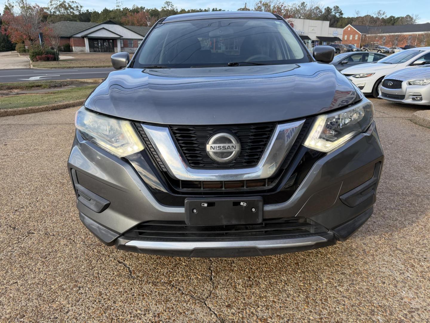 2018 GRAY NISSAN ROGUE SV (5N1AT2MT2JC) , located at 922 W. Beacon St., Philadelphia, MS, 39350, (601) 650-3675, 32.770447, -89.127151 - Photo#1