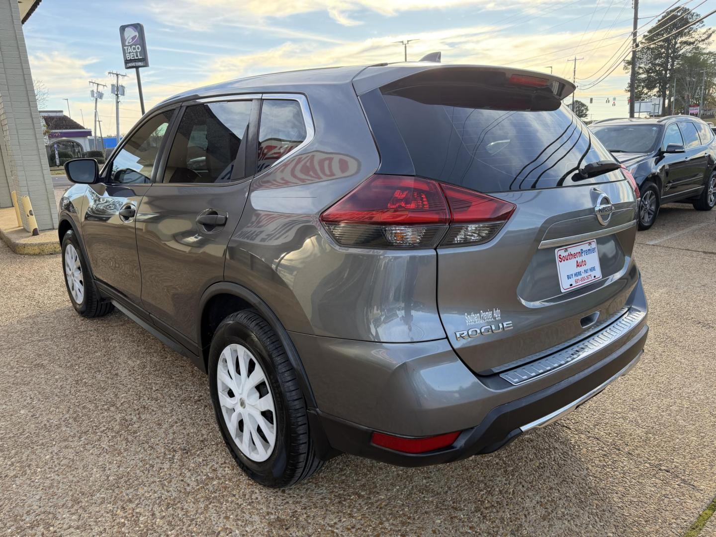 2018 GRAY NISSAN ROGUE SV (5N1AT2MT2JC) , located at 922 W. Beacon St., Philadelphia, MS, 39350, (601) 650-3675, 32.770447, -89.127151 - Photo#3