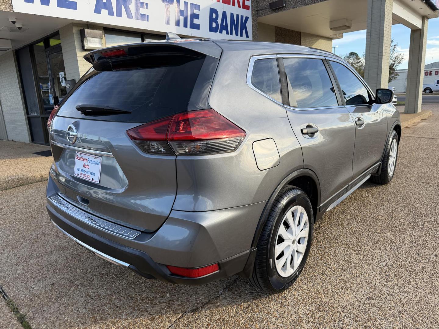 2018 GRAY NISSAN ROGUE SV (5N1AT2MT2JC) , located at 922 W. Beacon St., Philadelphia, MS, 39350, (601) 650-3675, 32.770447, -89.127151 - Photo#5