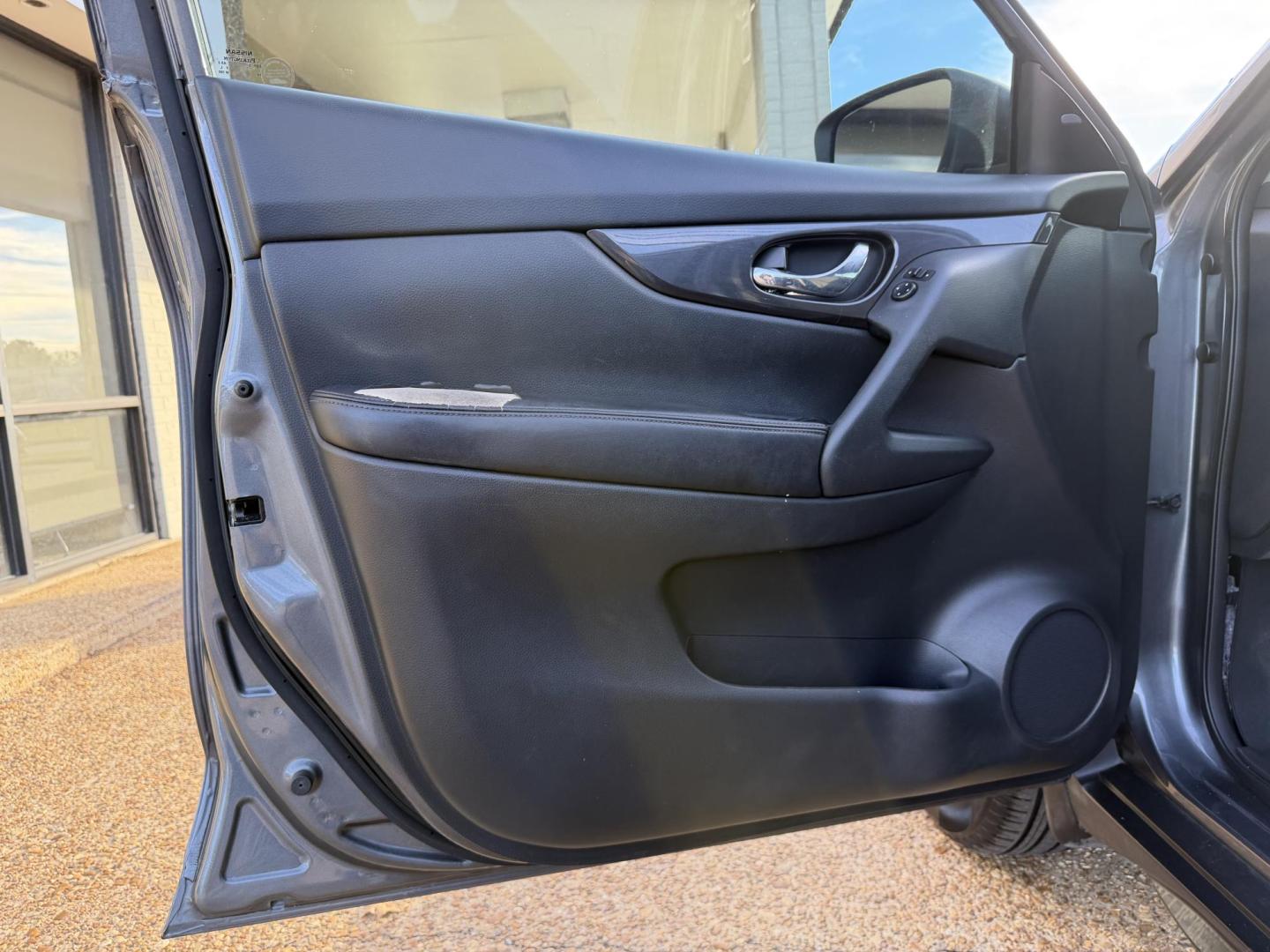 2018 GRAY NISSAN ROGUE SV (5N1AT2MT2JC) , located at 922 W. Beacon St., Philadelphia, MS, 39350, (601) 650-3675, 32.770447, -89.127151 - Photo#8