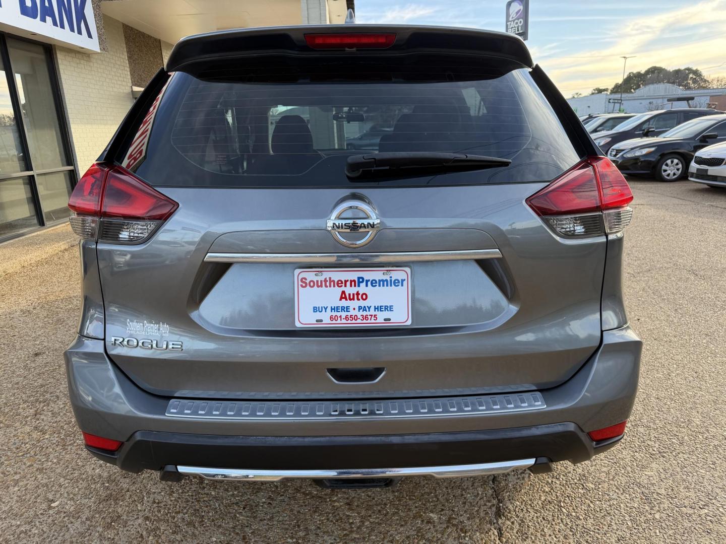 2018 GRAY NISSAN ROGUE SV (5N1AT2MT2JC) , located at 922 W. Beacon St., Philadelphia, MS, 39350, (601) 650-3675, 32.770447, -89.127151 - Photo#4