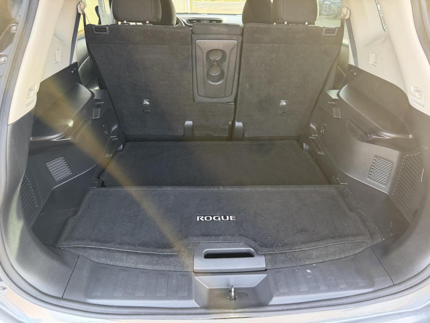 2018 GRAY NISSAN ROGUE SV (5N1AT2MT2JC) , located at 922 W. Beacon St., Philadelphia, MS, 39350, (601) 650-3675, 32.770447, -89.127151 - Photo#19