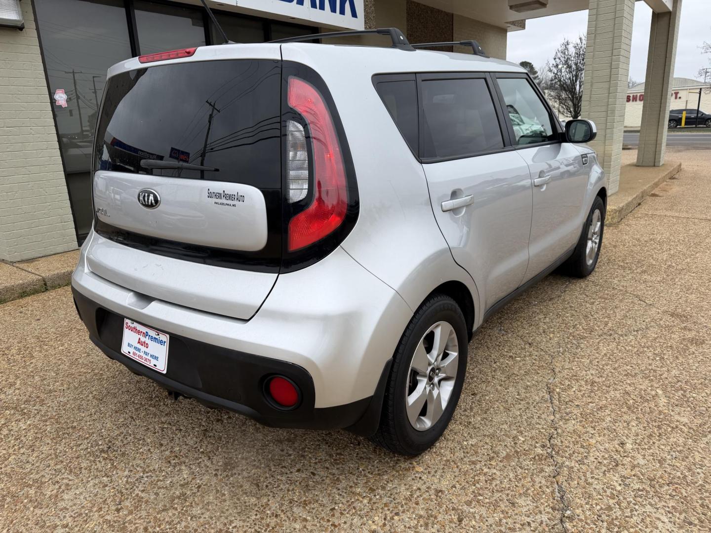 2017 SILVER KIA SOUL BASE (KNDJN2A20H7) , located at 922 W. Beacon St., Philadelphia, MS, 39350, (601) 650-3675, 32.770447, -89.127151 - Photo#5