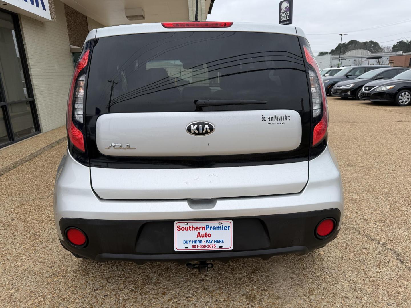 2017 SILVER KIA SOUL BASE (KNDJN2A20H7) , located at 922 W. Beacon St., Philadelphia, MS, 39350, (601) 650-3675, 32.770447, -89.127151 - Photo#4