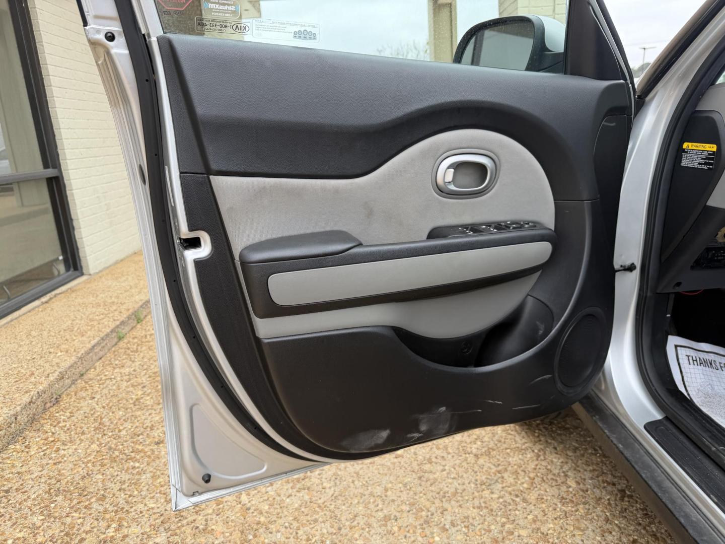 2017 SILVER KIA SOUL BASE (KNDJN2A20H7) , located at 922 W. Beacon St., Philadelphia, MS, 39350, (601) 650-3675, 32.770447, -89.127151 - Photo#8