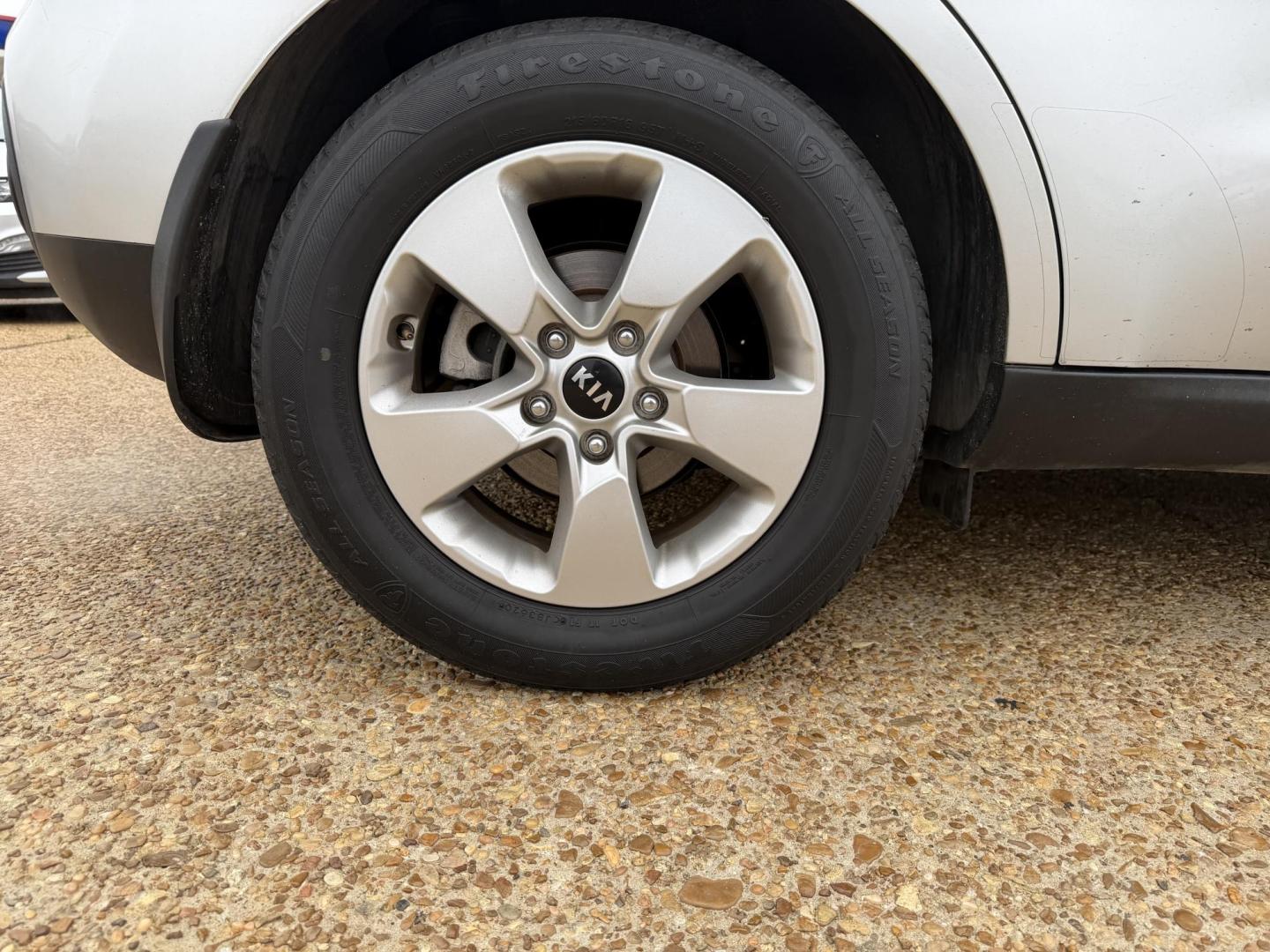 2017 SILVER KIA SOUL BASE (KNDJN2A20H7) , located at 922 W. Beacon St., Philadelphia, MS, 39350, (601) 650-3675, 32.770447, -89.127151 - Photo#7