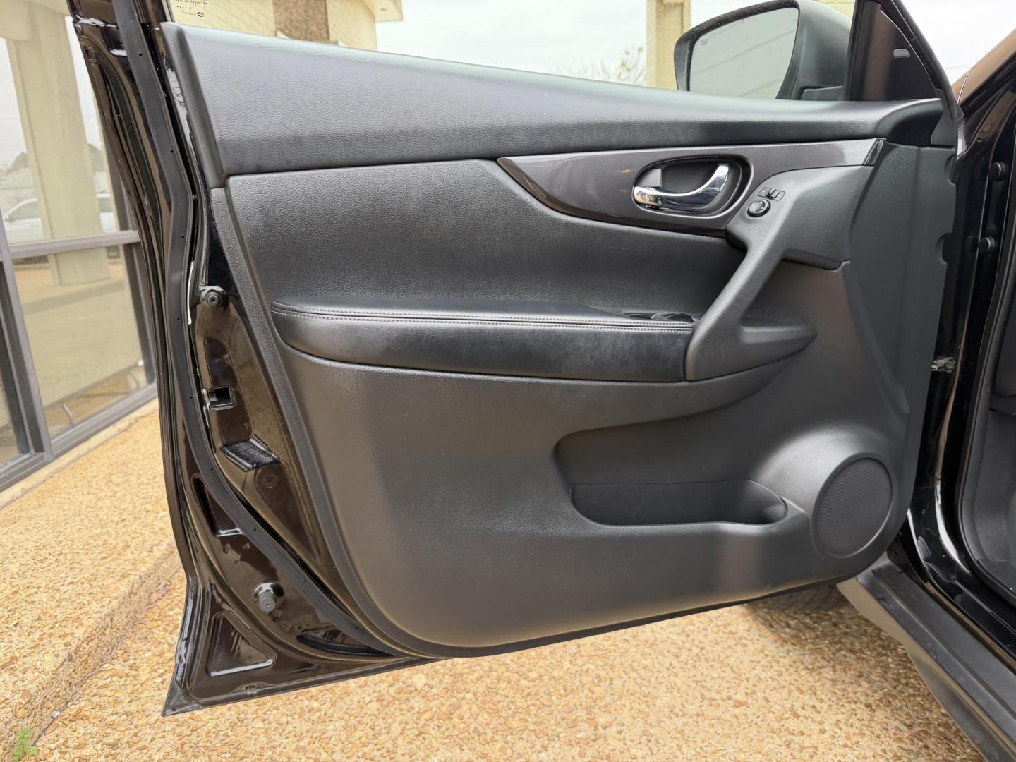 2019 BLACK NISSAN ROGUE SV (5N1AT2MT4KC) , located at 922 W. Beacon St., Philadelphia, MS, 39350, (601) 650-3675, 32.770447, -89.127151 - Photo#7