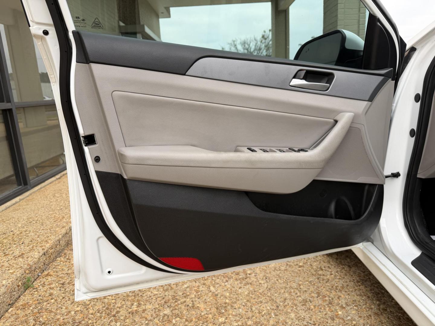 2019 WHITE HYUNDAI SONATA SEL (5NPE34AF1KH) , located at 922 W. Beacon St., Philadelphia, MS, 39350, (601) 650-3675, 32.770447, -89.127151 - Photo#7