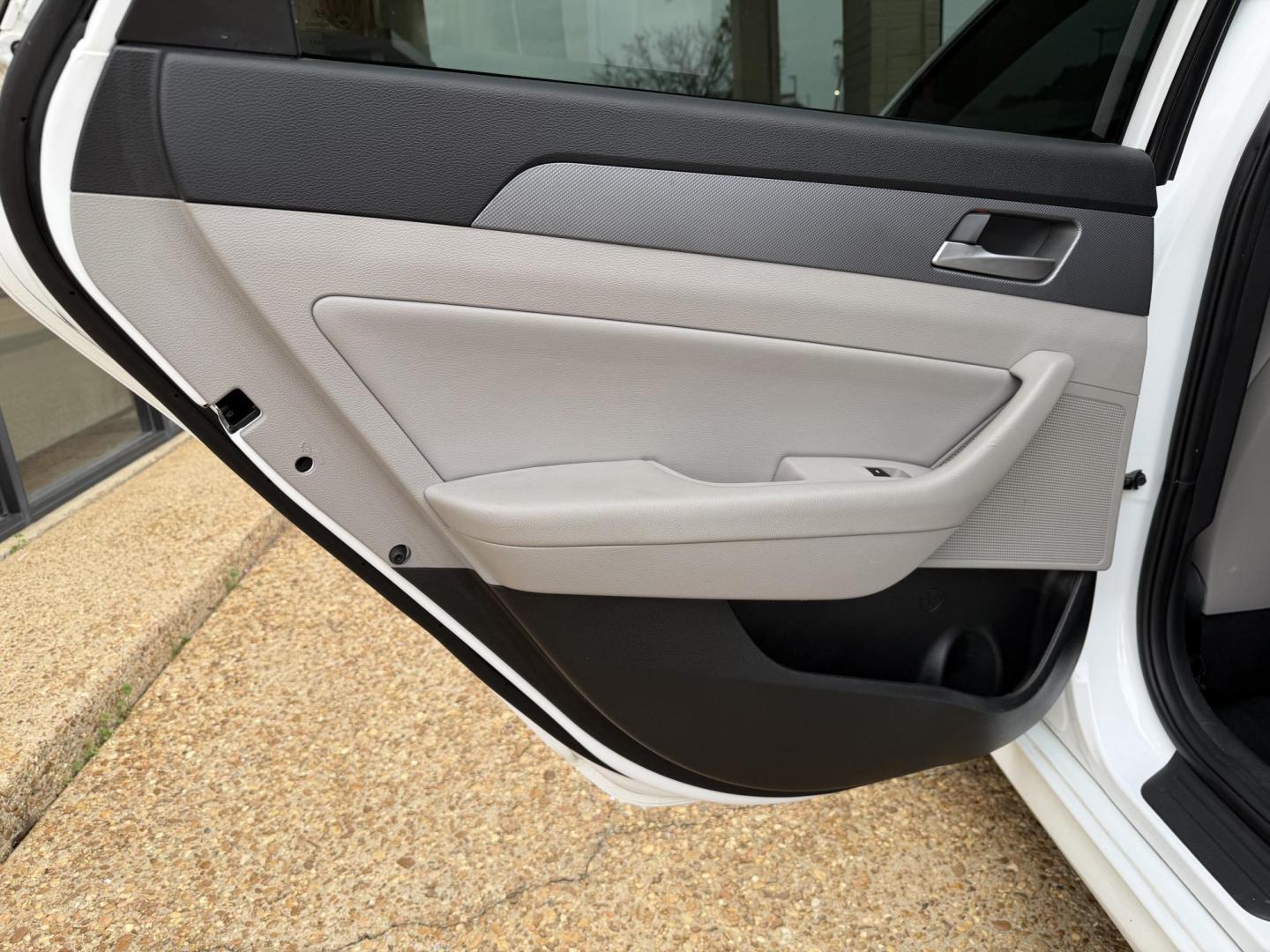 2019 WHITE HYUNDAI SONATA SEL (5NPE34AF1KH) , located at 922 W. Beacon St., Philadelphia, MS, 39350, (601) 650-3675, 32.770447, -89.127151 - Photo#11