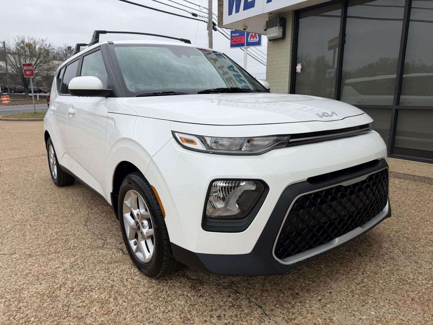 2022 WHITE KIA SOUL LX (KNDJ23AU7N7) , located at 922 W. Beacon St., Philadelphia, MS, 39350, (601) 650-3675, 32.770447, -89.127151 - Photo#0