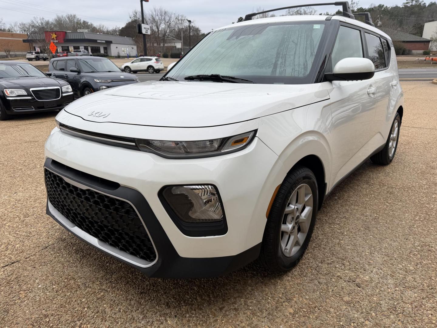 2022 WHITE KIA SOUL LX (KNDJ23AU7N7) , located at 922 W. Beacon St., Philadelphia, MS, 39350, (601) 650-3675, 32.770447, -89.127151 - Photo#2