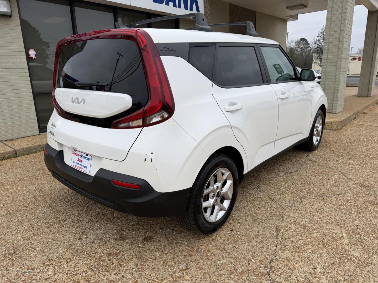 2022 WHITE KIA SOUL LX (KNDJ23AU7N7) , located at 922 W. Beacon St., Philadelphia, MS, 39350, (601) 650-3675, 32.770447, -89.127151 - Photo#5