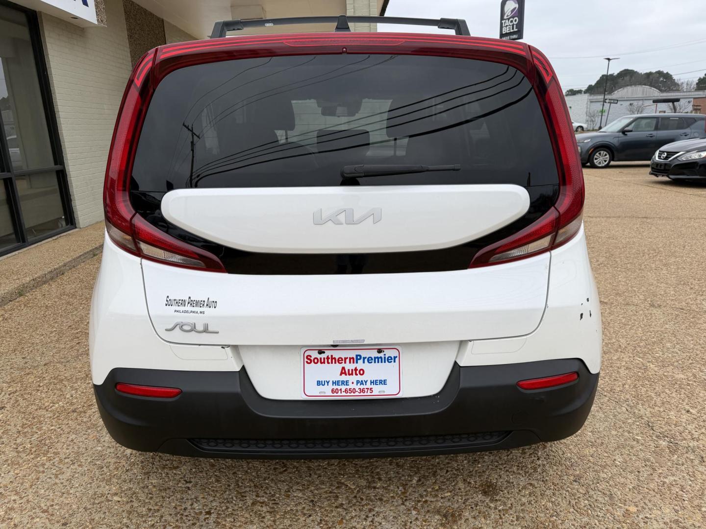 2022 WHITE KIA SOUL LX (KNDJ23AU7N7) , located at 922 W. Beacon St., Philadelphia, MS, 39350, (601) 650-3675, 32.770447, -89.127151 - Photo#4