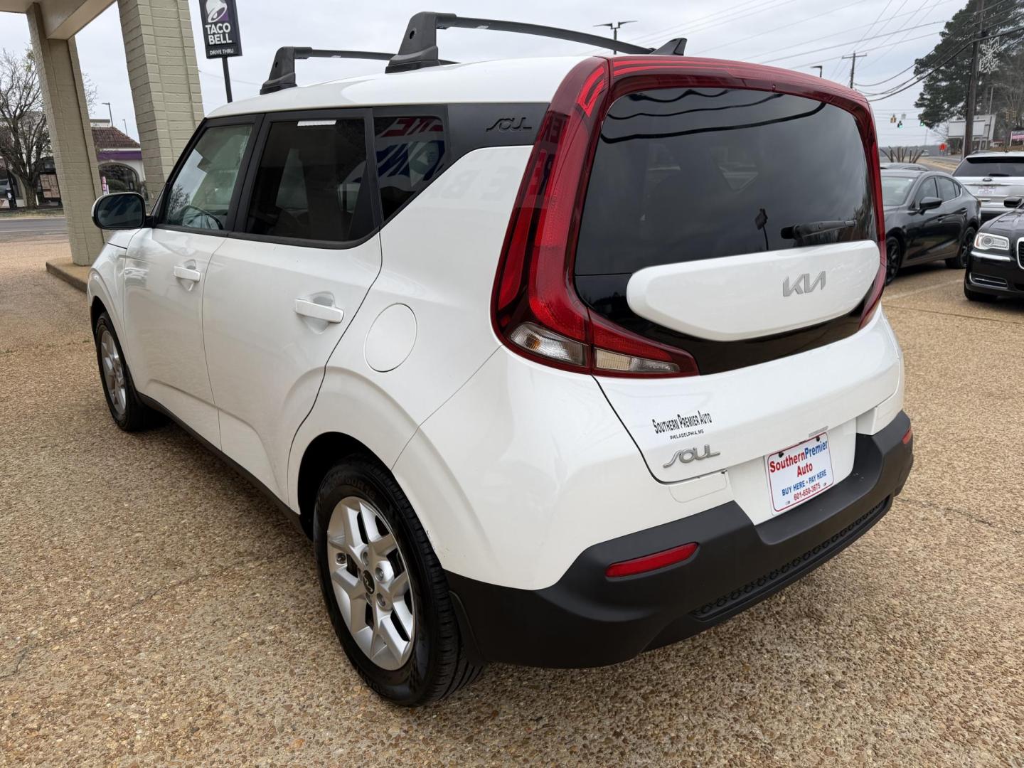 2022 WHITE KIA SOUL LX (KNDJ23AU7N7) , located at 922 W. Beacon St., Philadelphia, MS, 39350, (601) 650-3675, 32.770447, -89.127151 - Photo#3