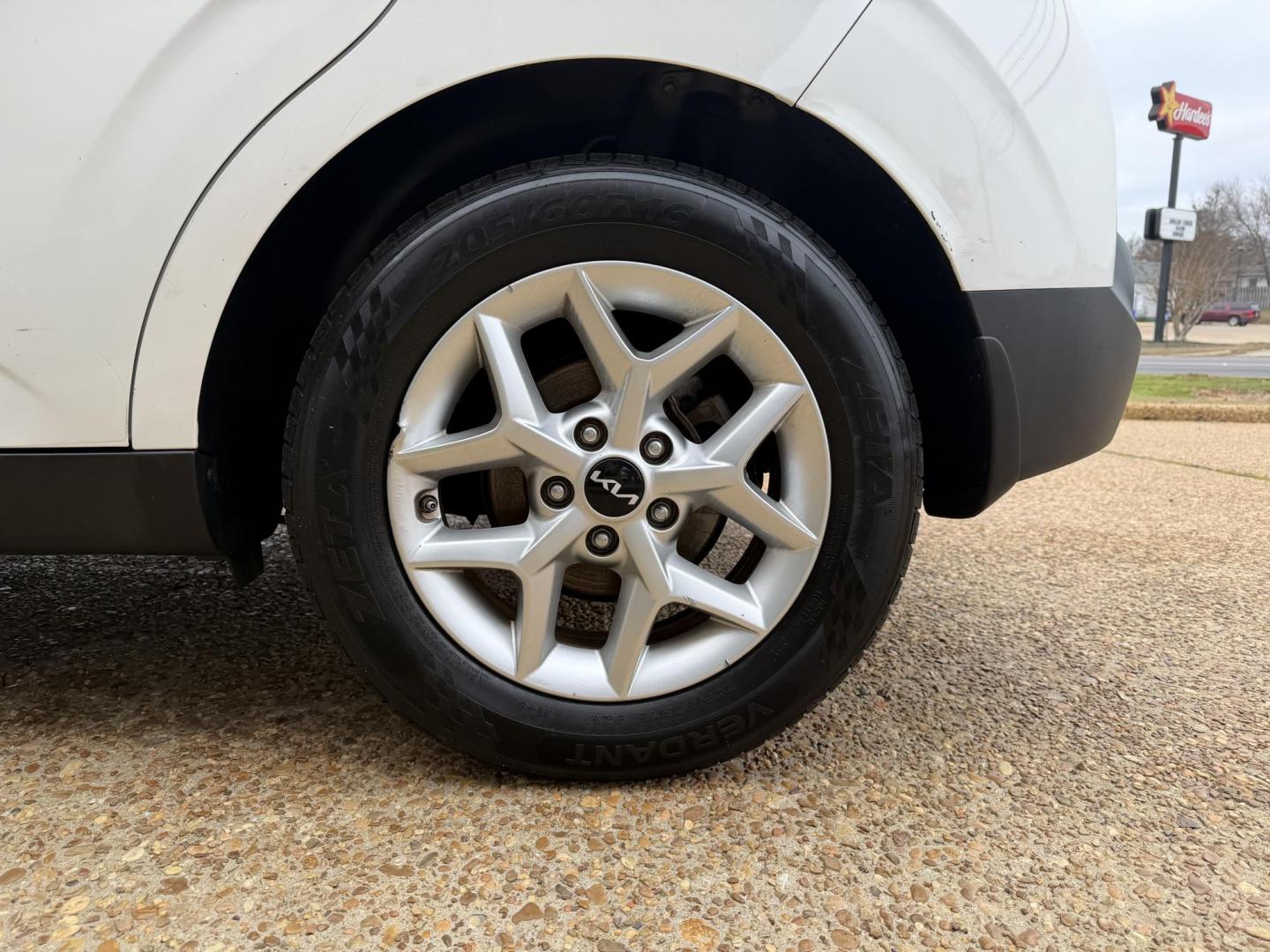 2022 WHITE KIA SOUL LX (KNDJ23AU7N7) , located at 922 W. Beacon St., Philadelphia, MS, 39350, (601) 650-3675, 32.770447, -89.127151 - Photo#7