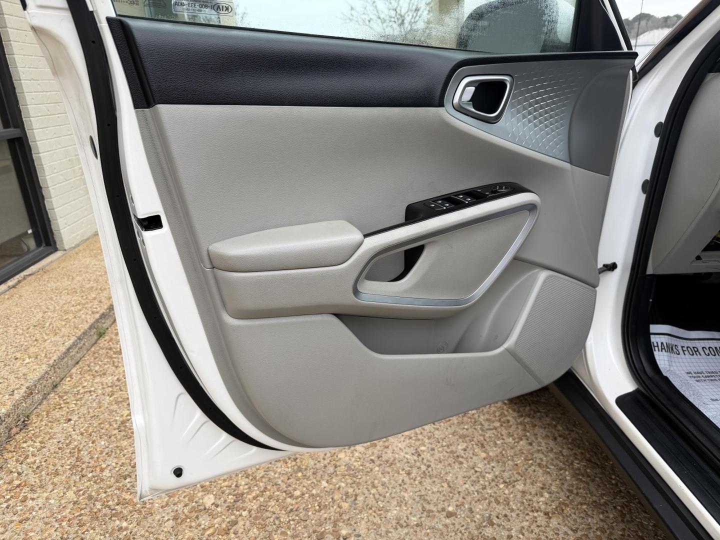 2022 WHITE KIA SOUL LX (KNDJ23AU7N7) , located at 922 W. Beacon St., Philadelphia, MS, 39350, (601) 650-3675, 32.770447, -89.127151 - Photo#8