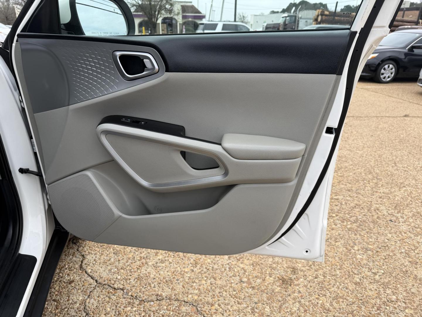 2022 WHITE KIA SOUL LX (KNDJ23AU7N7) , located at 922 W. Beacon St., Philadelphia, MS, 39350, (601) 650-3675, 32.770447, -89.127151 - Photo#11