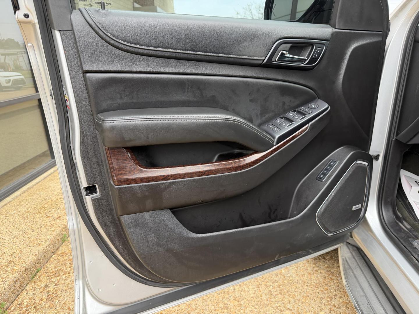 2015 SILVER GMC YUKON SLT (1GKS2BKC0FR) , located at 922 W. Beacon St., Philadelphia, MS, 39350, (601) 650-3675, 32.770447, -89.127151 - Photo#8