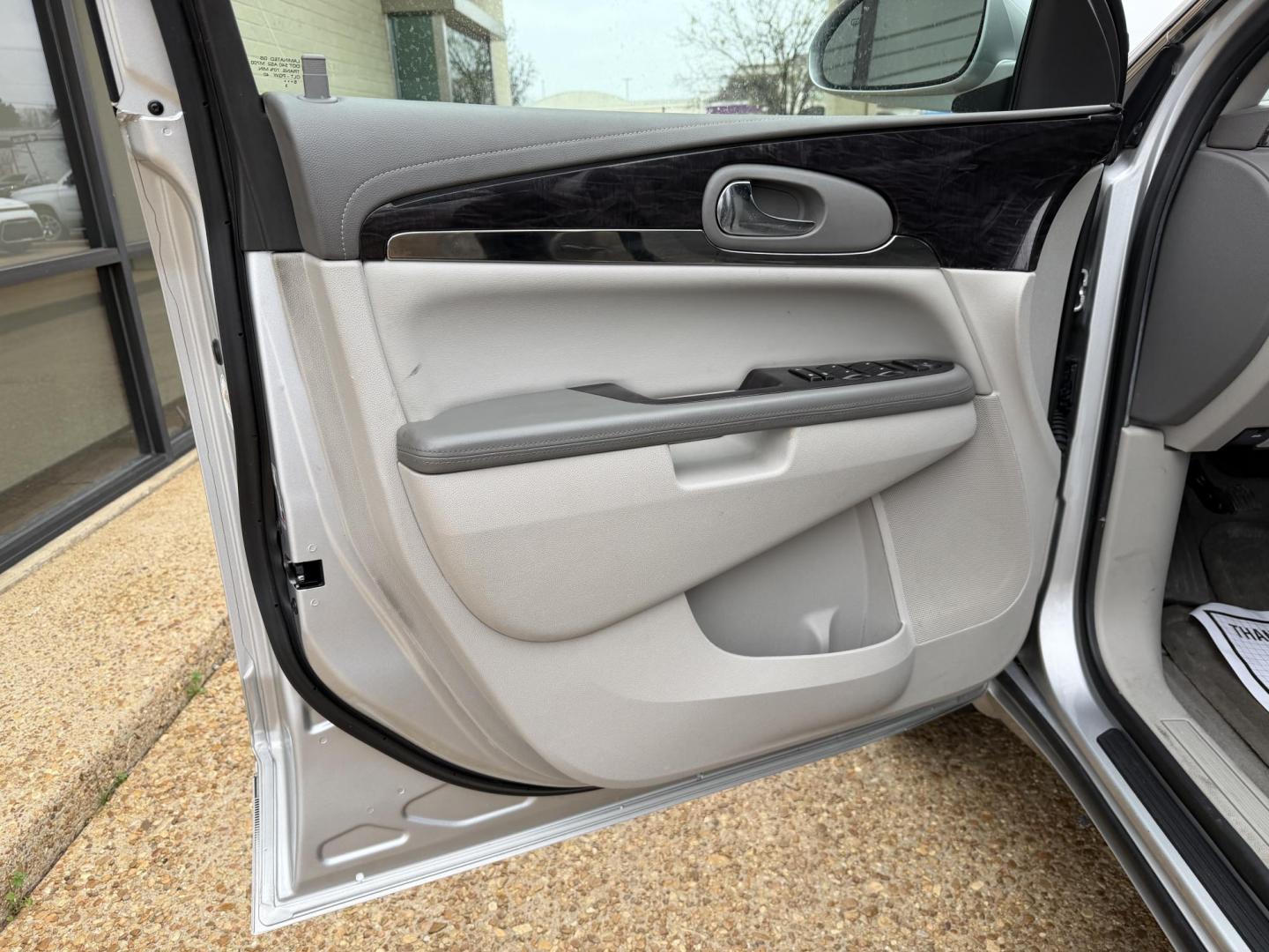 2017 SILVER BUICK ENCLAVE CONVENIENCE (5GAKRAKDXHJ) , located at 922 W. Beacon St., Philadelphia, MS, 39350, (601) 650-3675, 32.770447, -89.127151 - Photo#8