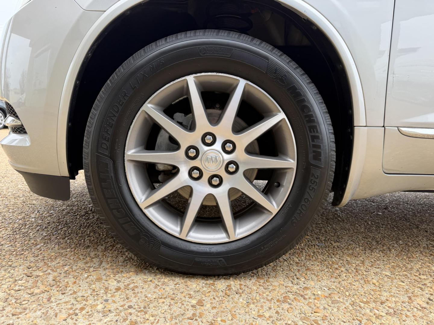 2017 SILVER BUICK ENCLAVE CONVENIENCE (5GAKRAKDXHJ) , located at 922 W. Beacon St., Philadelphia, MS, 39350, (601) 650-3675, 32.770447, -89.127151 - Photo#7