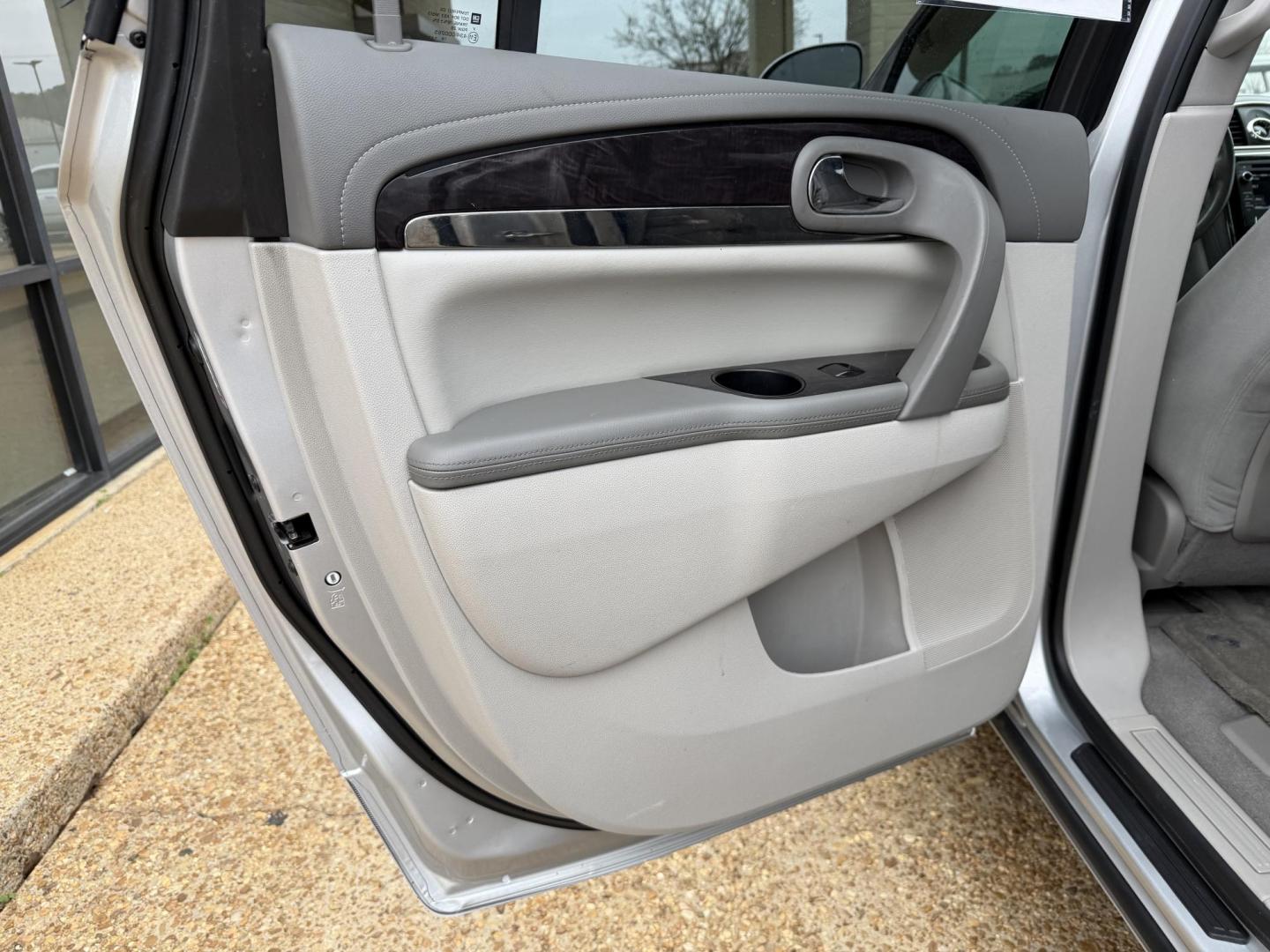 2017 SILVER BUICK ENCLAVE CONVENIENCE (5GAKRAKDXHJ) , located at 922 W. Beacon St., Philadelphia, MS, 39350, (601) 650-3675, 32.770447, -89.127151 - Photo#12