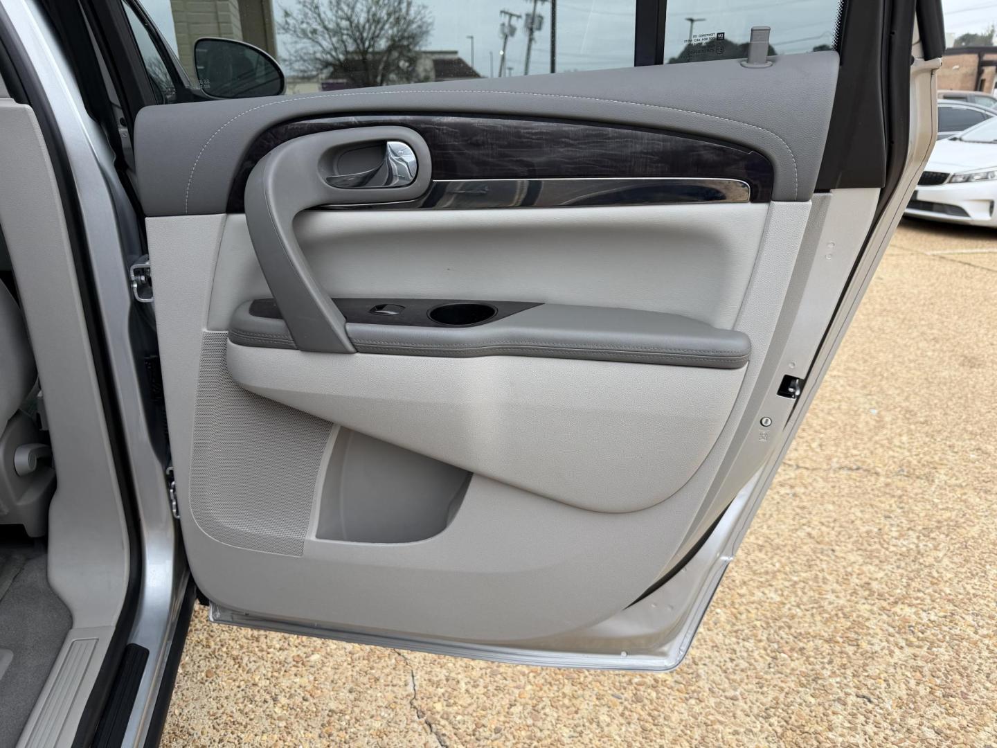 2017 SILVER BUICK ENCLAVE CONVENIENCE (5GAKRAKDXHJ) , located at 922 W. Beacon St., Philadelphia, MS, 39350, (601) 650-3675, 32.770447, -89.127151 - Photo#15