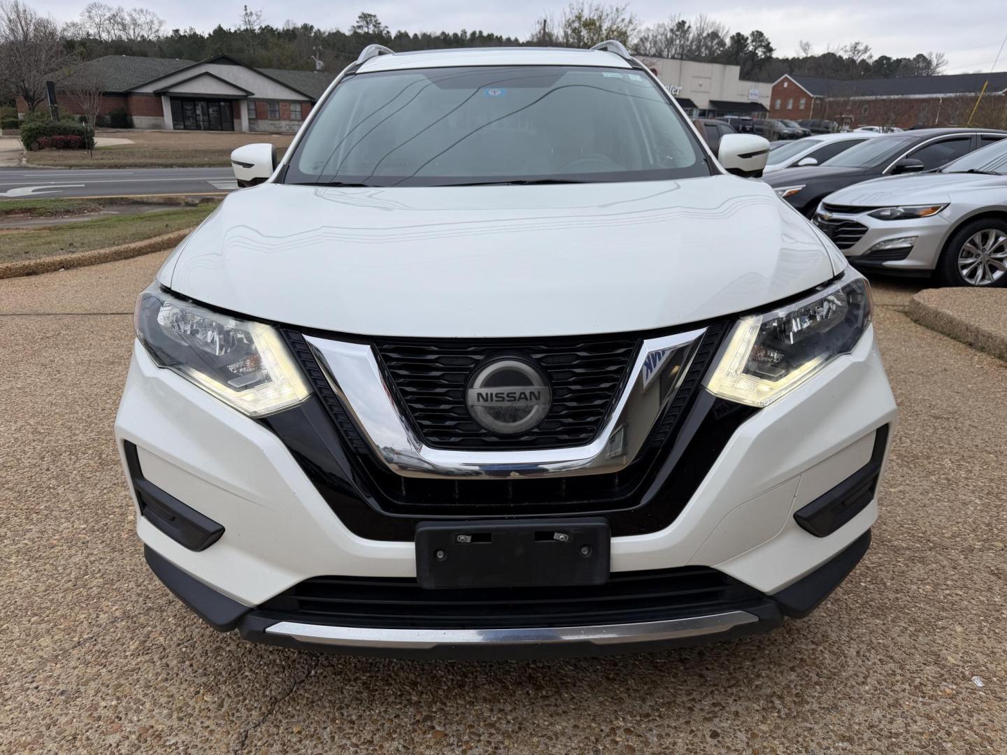 2018 WHITE NISSAN ROGUE SV (5N1AT2MT4JC) , located at 922 W. Beacon St., Philadelphia, MS, 39350, (601) 650-3675, 32.770447, -89.127151 - Photo#1