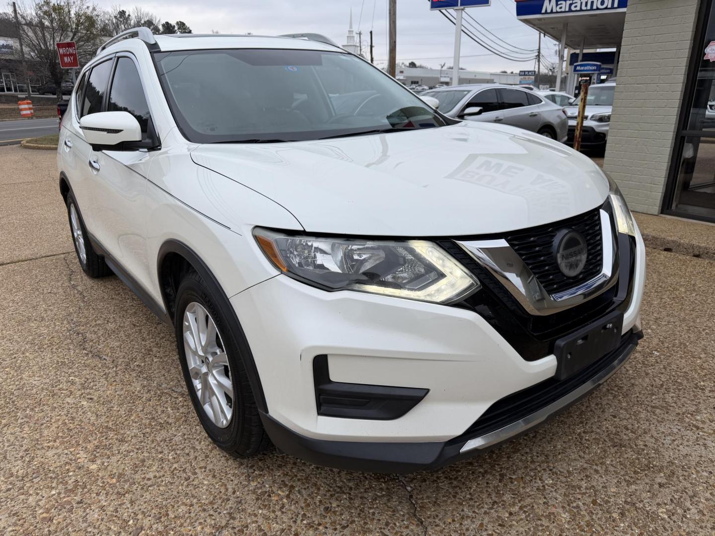 2018 WHITE NISSAN ROGUE SV (5N1AT2MT4JC) , located at 922 W. Beacon St., Philadelphia, MS, 39350, (601) 650-3675, 32.770447, -89.127151 - Photo#0